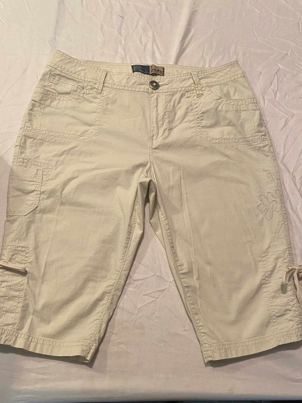 Y2K Vintage beau Beige Cargo Embroidered Shorts – Size 8